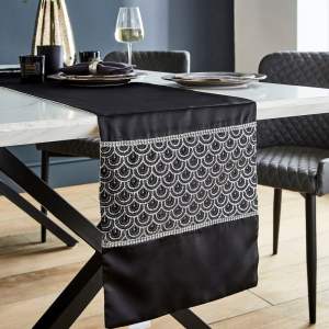 Běhoun na stůl z mikrosaténu 32×220 cm Deco Sequin – Catherine Lansfield