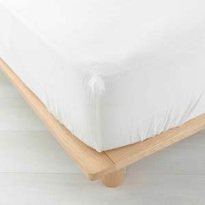 Bílé napínací mušelínové prostěradlo 160×200 cm Angelia – douceur d’intérieur