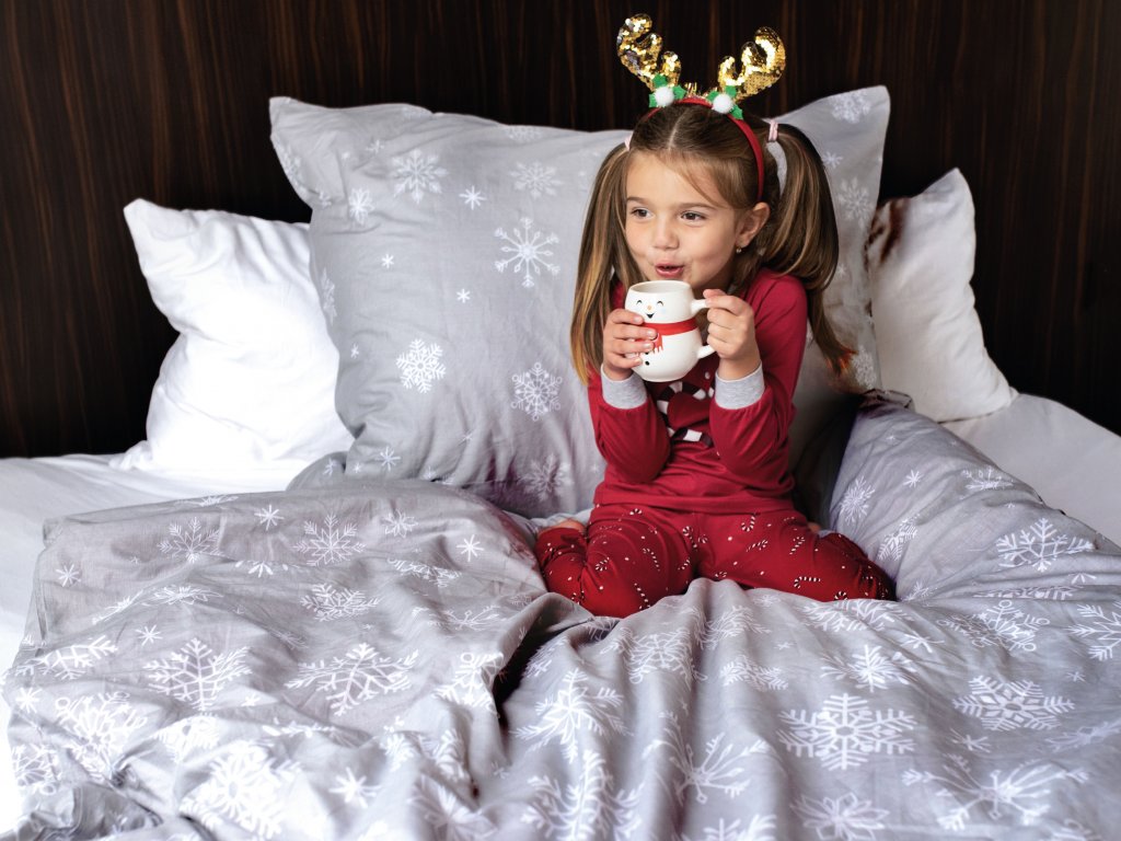 PovlečemeVás Vánoční bavlněné povlečení 140×200 + 70×90 cm – Vánoční vločky PovlečemeVás Vánoční bavlněné povlečení 140×200 + 70×90 cm – Vánoční vločky