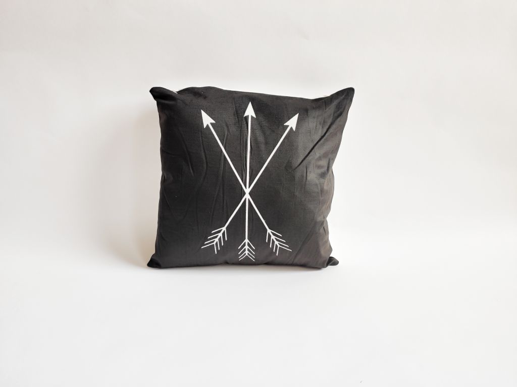 JAHU Povlak na polštář Black, 45 x 45 cm, šípy JAHU Povlak na polštář Black, 45 x 45 cm, šípy