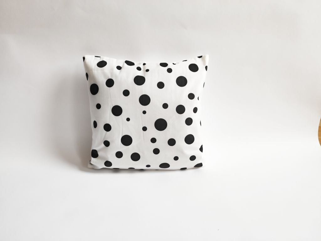 JAHU Povlak na polštář Black, 45 x 45 cm, puntíky JAHU Povlak na polštář Black, 45 x 45 cm, puntíky