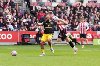 Fernandes blows penalty as Brentford defeat piles stress on Amorim | Premier League Fernandes blows penalty as Brentford defeat piles stress on Amorim | Premier League