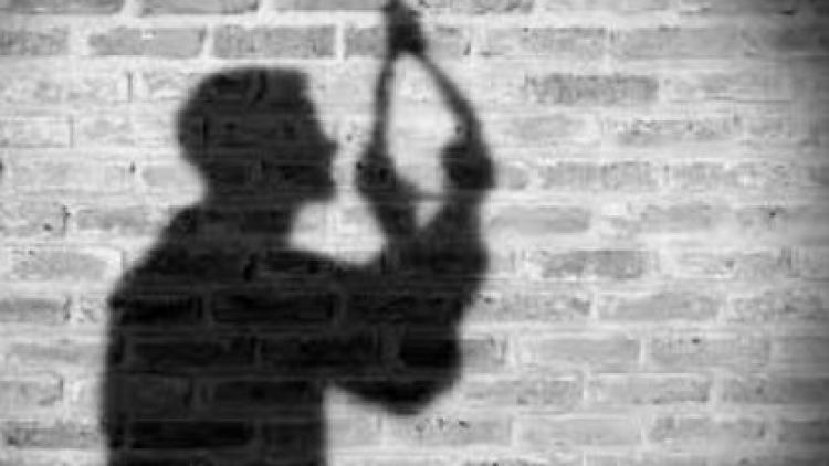 Aligarh News: ताला व्यापारी ने कर्ज के चलते की आत्महत्या, व्यापार में घाटे के चलते हो गया था कर्ज Aligarh News: ताला व्यापारी ने कर्ज के चलते की आत्महत्या, व्यापार में घाटे के चलते हो गया था कर्ज