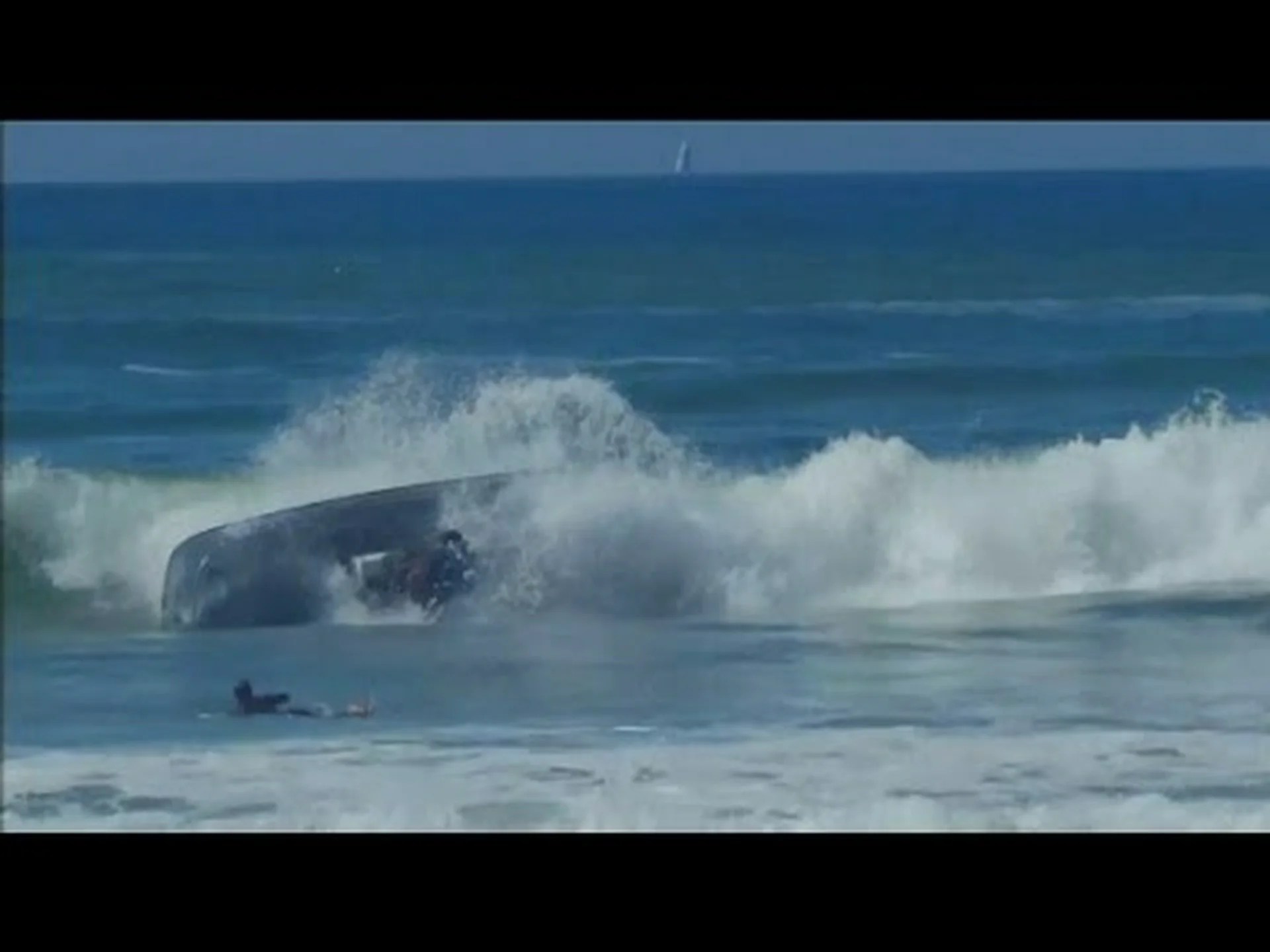 巨大な波がその進路でボートを完全に消費して反転させるのを観察してください 巨大な波がその進路でボートを完全に消費して反転させるのを観察してください