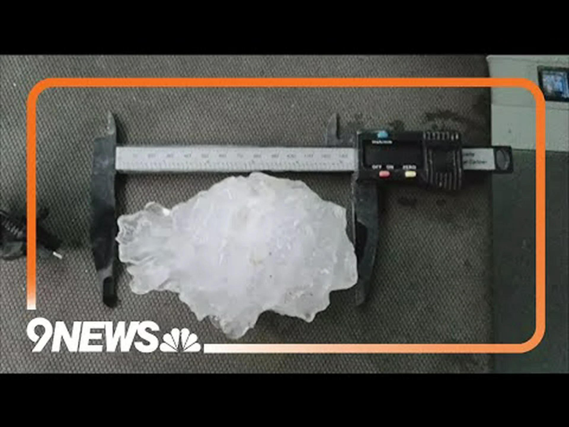 史上最大のひょう石を発見(ソフトボールより大きい) 史上最大のひょう石を発見(ソフトボールより大きい)