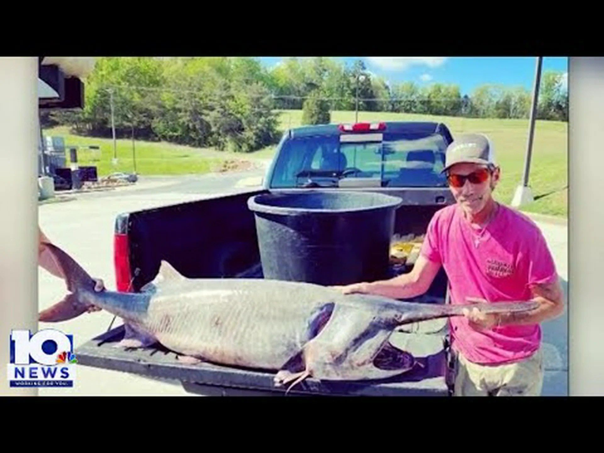テネシー州の漁師が鹿ほどの大きさの魚を水揚げした(州内で捕獲された史上最大) テネシー州の漁師が鹿ほどの大きさの魚を水揚げした(州内で捕獲された史上最大)