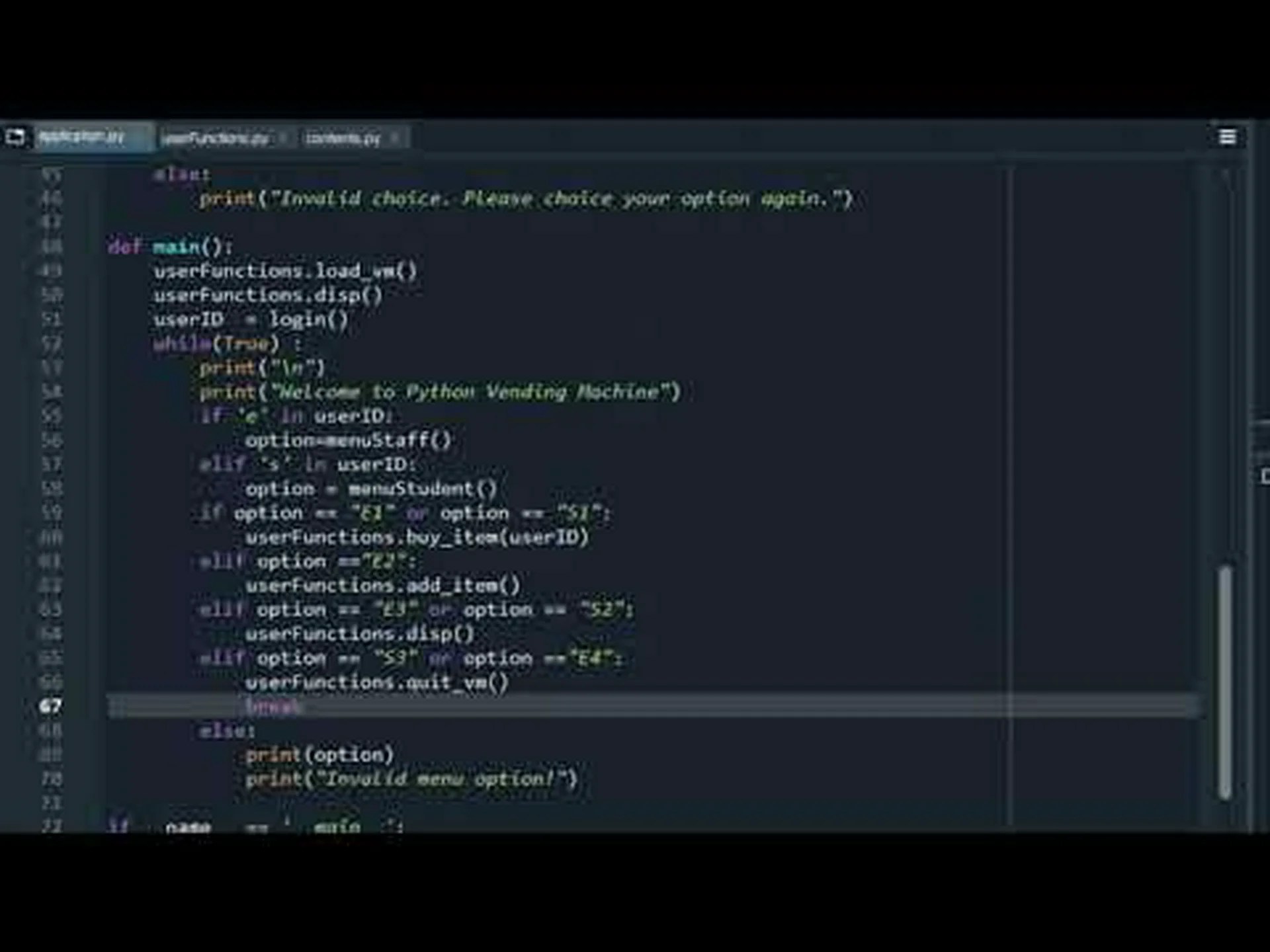 自動販売機からニシキヘビを素手で追い出す男性を観察 自動販売機からニシキヘビを素手で追い出す男性を観察