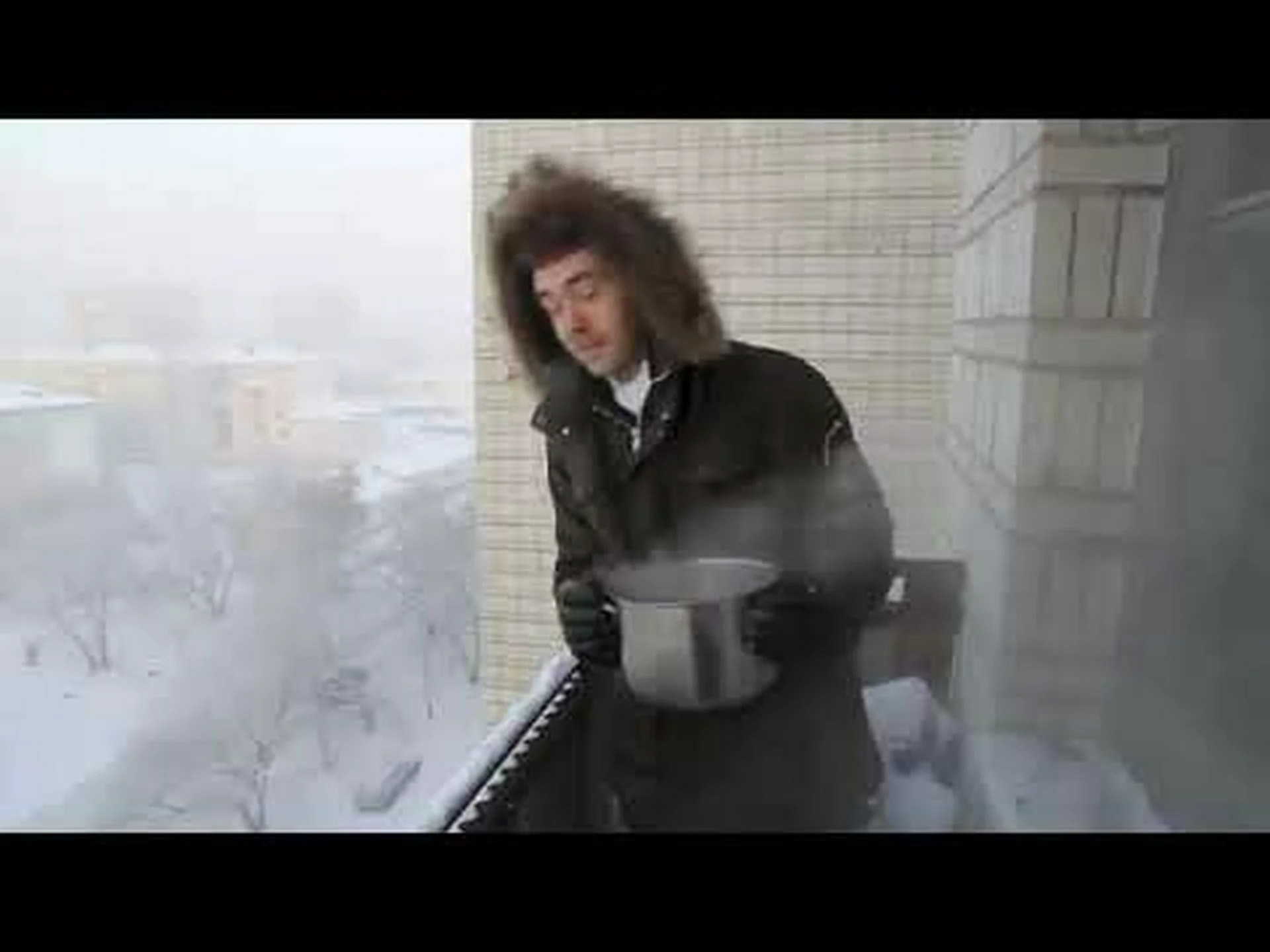 世界で最も寒い場所で、沸騰した水が数秒で雪に変わる様子を観察してください 世界で最も寒い場所で、沸騰した水が数秒で雪に変わる様子を観察してください