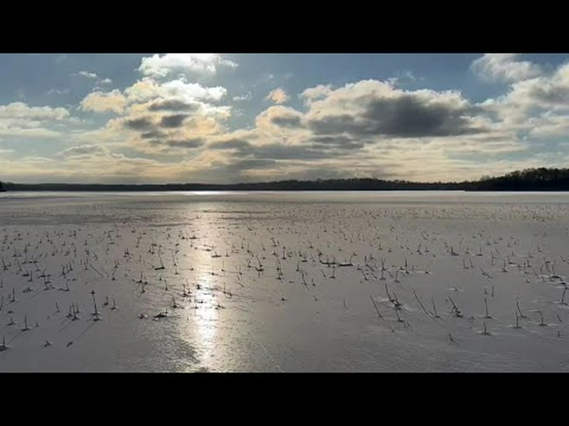 冬に完全に結氷するイリノイ州の 5 つの湖 冬に完全に結氷するイリノイ州の 5 つの湖