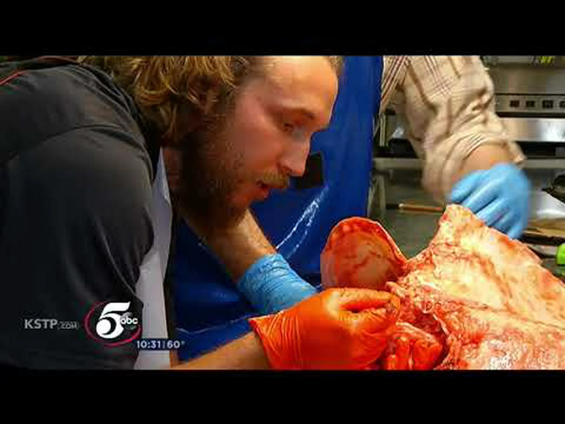 ミネソタ州の男性が凍った川から記録的な魚を引き上げる様子を観察する ミネソタ州の男性が凍った川から記録的な魚を引き上げる様子を観察する