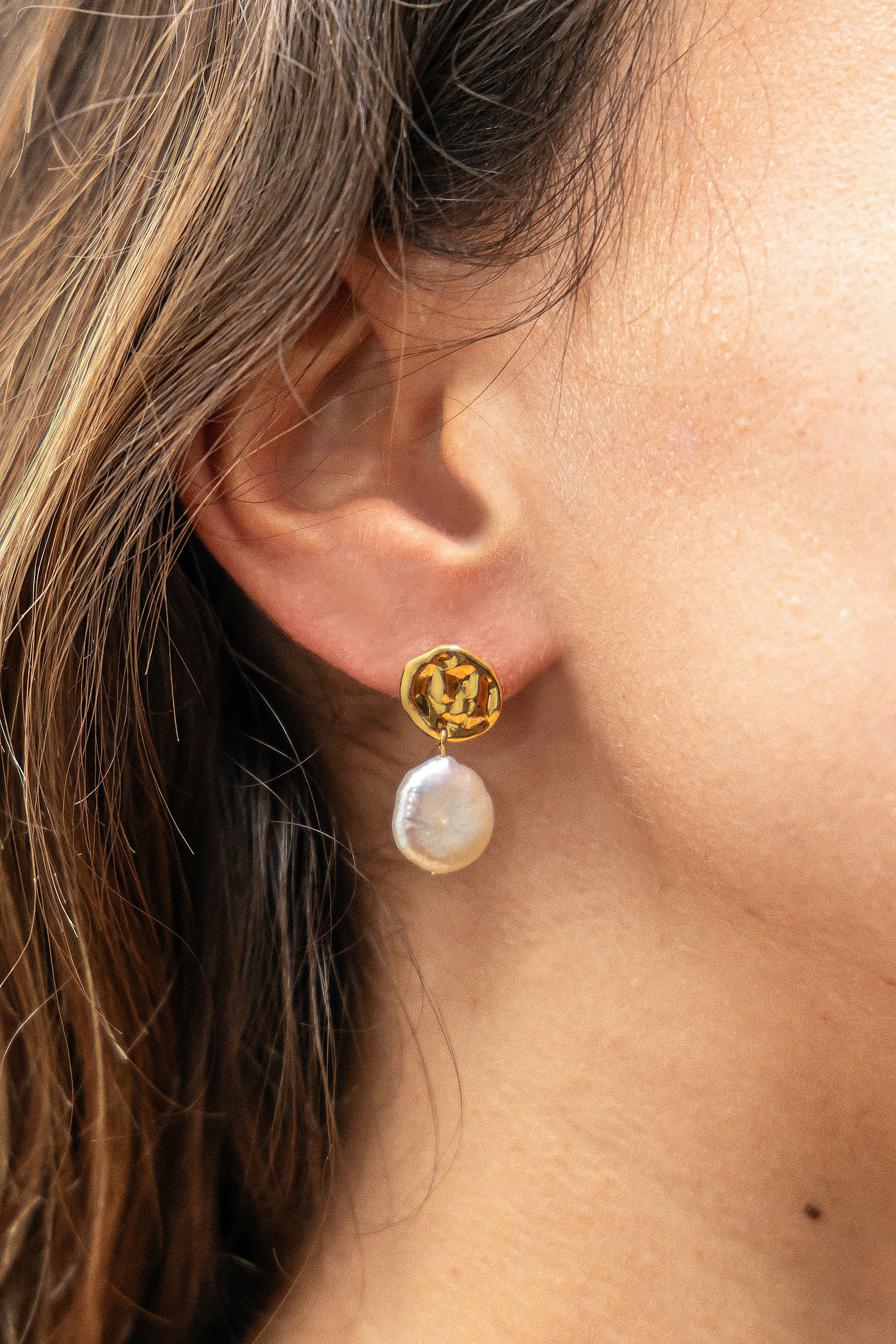 Ohrstecker 925 Silber vergoldet gehämmerter Coin und Süßwasserzucht Perle 411851... – Bild 2
