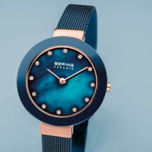 Bering Damen Armbanduhr Roségold glänzend, Blaues Perlmut-Zifferblatt Swarovski ... Bering Damen Armbanduhr Roségold glänzend, Blaues Perlmut-Zifferblatt Swarovski ...
