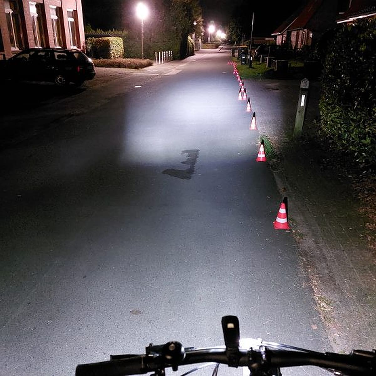 Lunivo LYNX F30 II Frontleuchte + LYNX R1 Rücklicht Akku-Beleuchtungsset – Bild 2