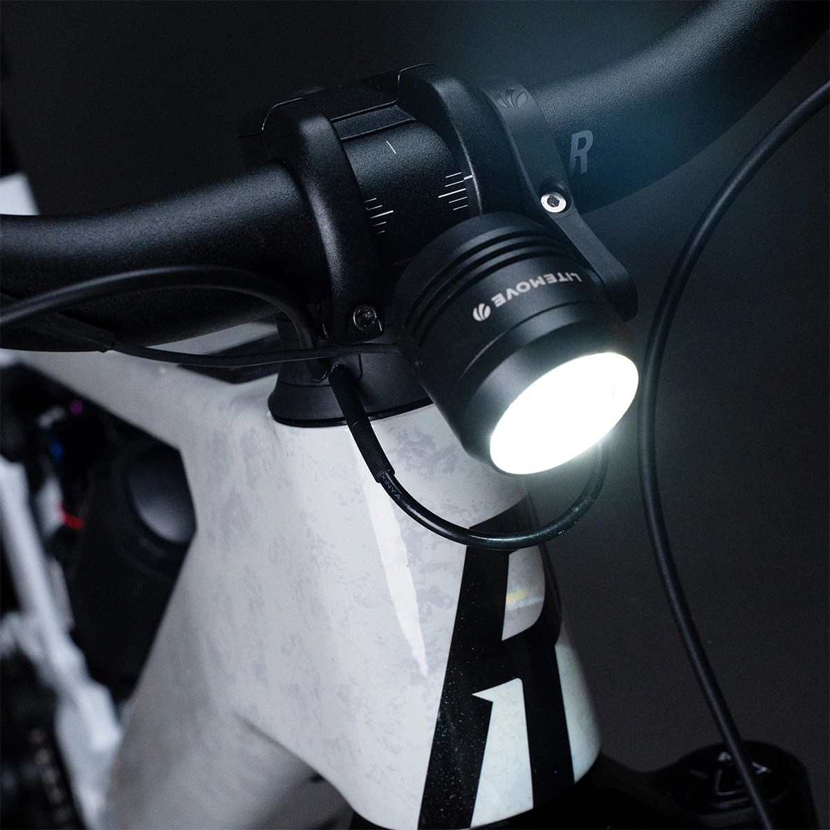 Litemove AC-210 CT1 E-Bike Frontscheinwerfer mit Fernlichtfunktion und Lenkerhalterung für Rose Slab Plus – Bild 2