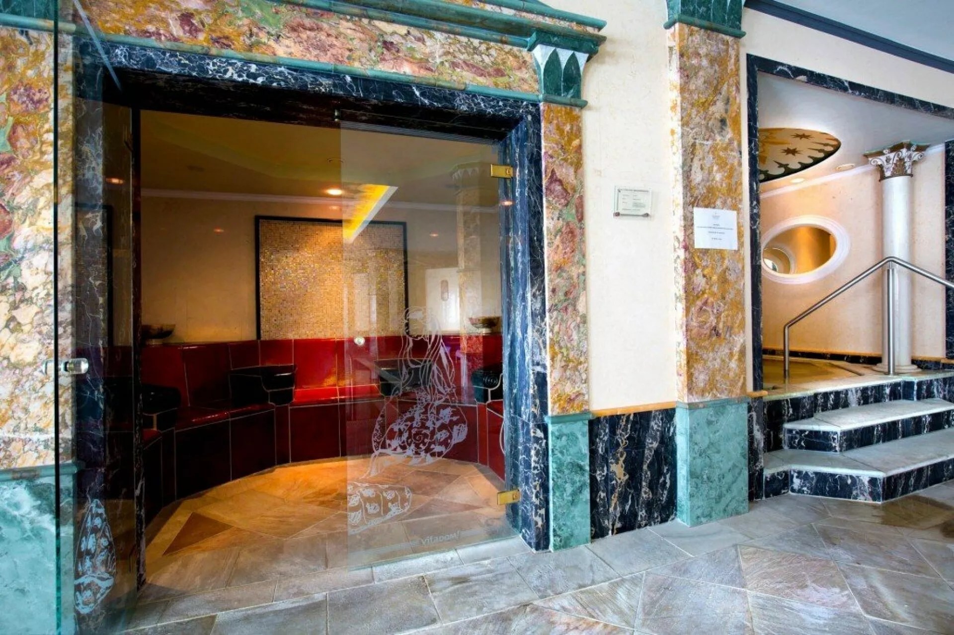 Verwöhnarrangement Romantik trifft Wellness Verwöhnarrangement Romantik trifft Wellness