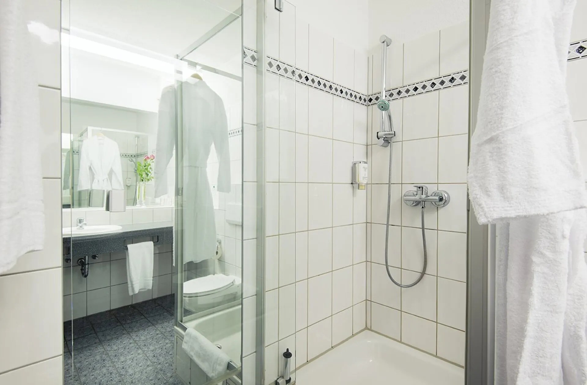 Romantische Zeit zu Zweit im Komfort+ Zimmer inkl. Hamam (2 Personen) Romantische Zeit zu Zweit im Komfort+ Zimmer inkl. Hamam (2 Personen)