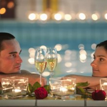 Verwöhn Wochenende für zwei Romantiker mit Candlelight-Diner Verwöhn Wochenende für zwei Romantiker mit Candlelight-Diner