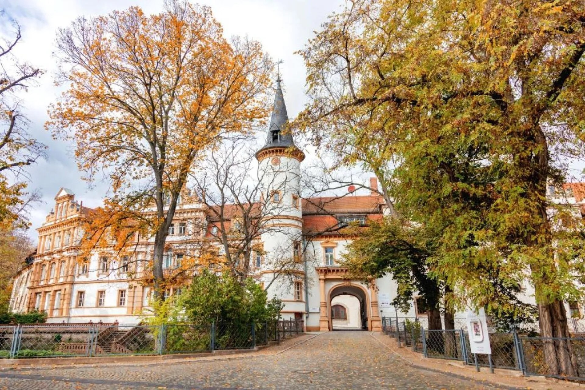 Romantisches Spezial-Angebot - 3 Tage im Schloss mit. 4-Gang-Menü Romantisches Spezial-Angebot - 3 Tage im Schloss mit. 4-Gang-Menü