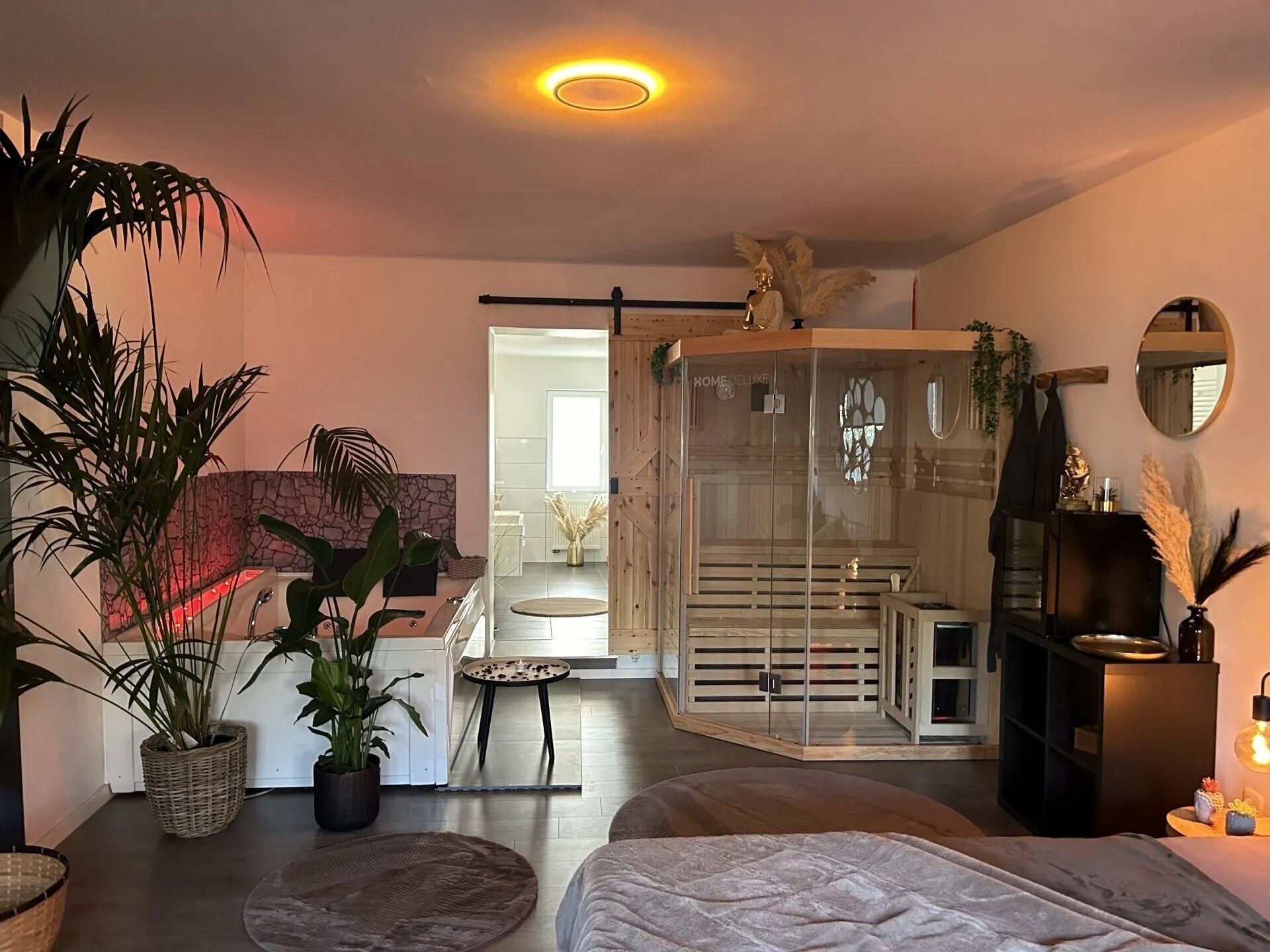 Entspannung PUR! mit eigenem Whirlpool & Sauna in der Suite Entspannung PUR! mit eigenem Whirlpool & Sauna in der Suite