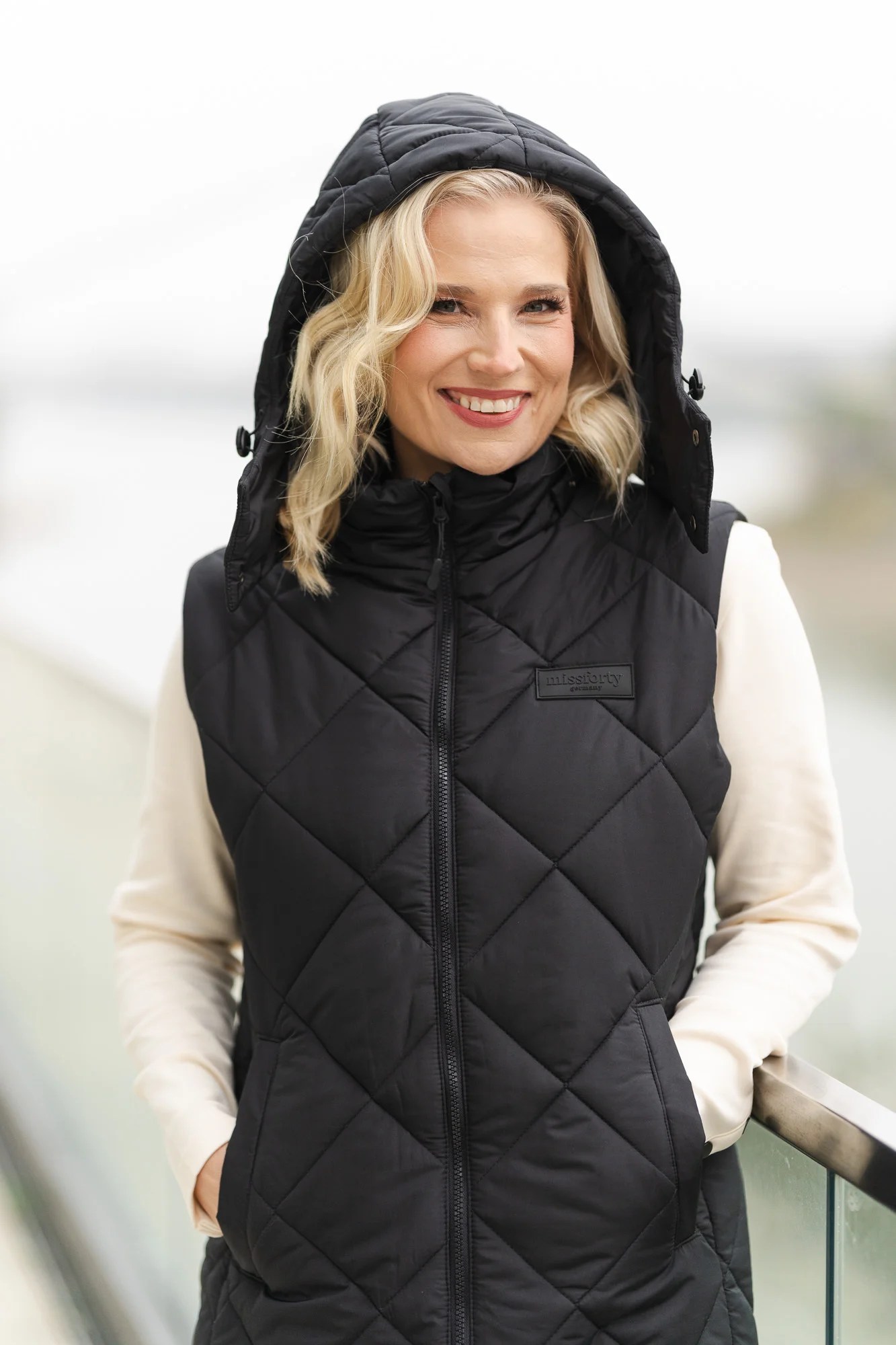 Lange Steppweste in schwarz von missforty germany Lange Steppweste in schwarz von missforty germany