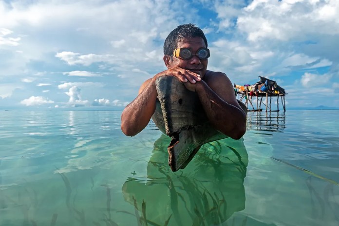 '' Real lifeAquamen ':Indonesian people’s anomaly allows them remain undersea for 5 hours a day '' Real lifeAquamen ':Indonesian people’s anomaly allows them remain undersea for 5 hours a day