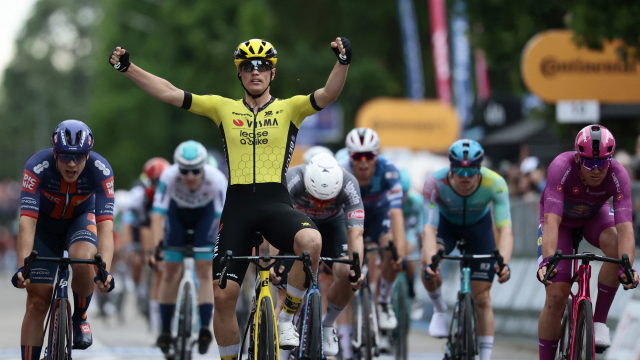 Carapaz se mantiene sexto tras una jornada complicada Carapaz se mantiene sexto tras una jornada complicada