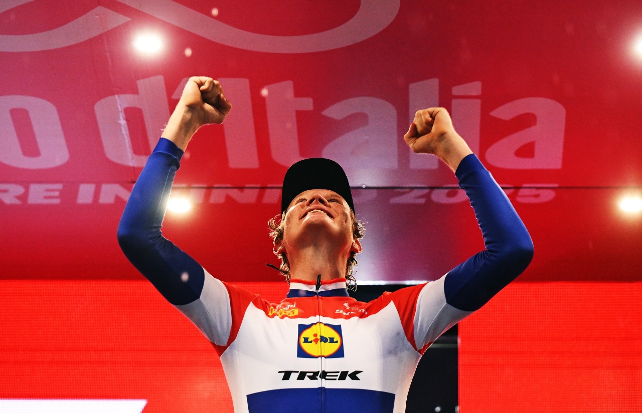 Daan Hoole brilla en la contrarreloj del Giro y se lleva la etapa 10; Carapaz y Bernal ceden tiempo pero siguen en la lucha. Daan Hoole brilla en la contrarreloj del Giro y se lleva la etapa 10; Carapaz y Bernal ceden tiempo pero siguen en la lucha.