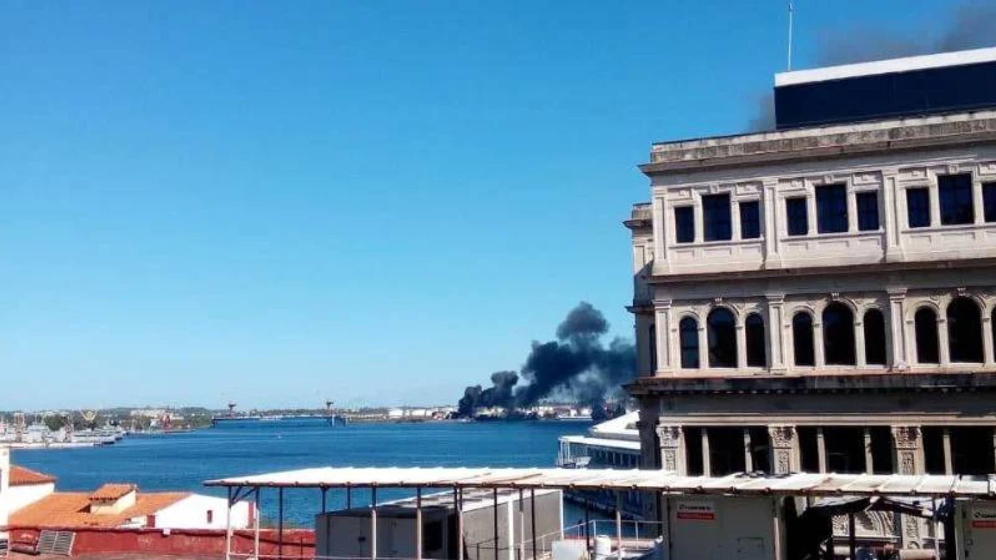 Noticias del incendio en refinería de La Habana Noticias del incendio en refinería de La Habana