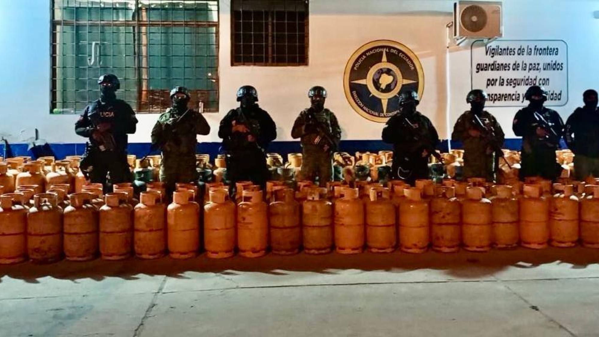 Decomiso de combustible y gas en bodegas clandestinas Huaquillas Decomiso de combustible y gas en bodegas clandestinas Huaquillas