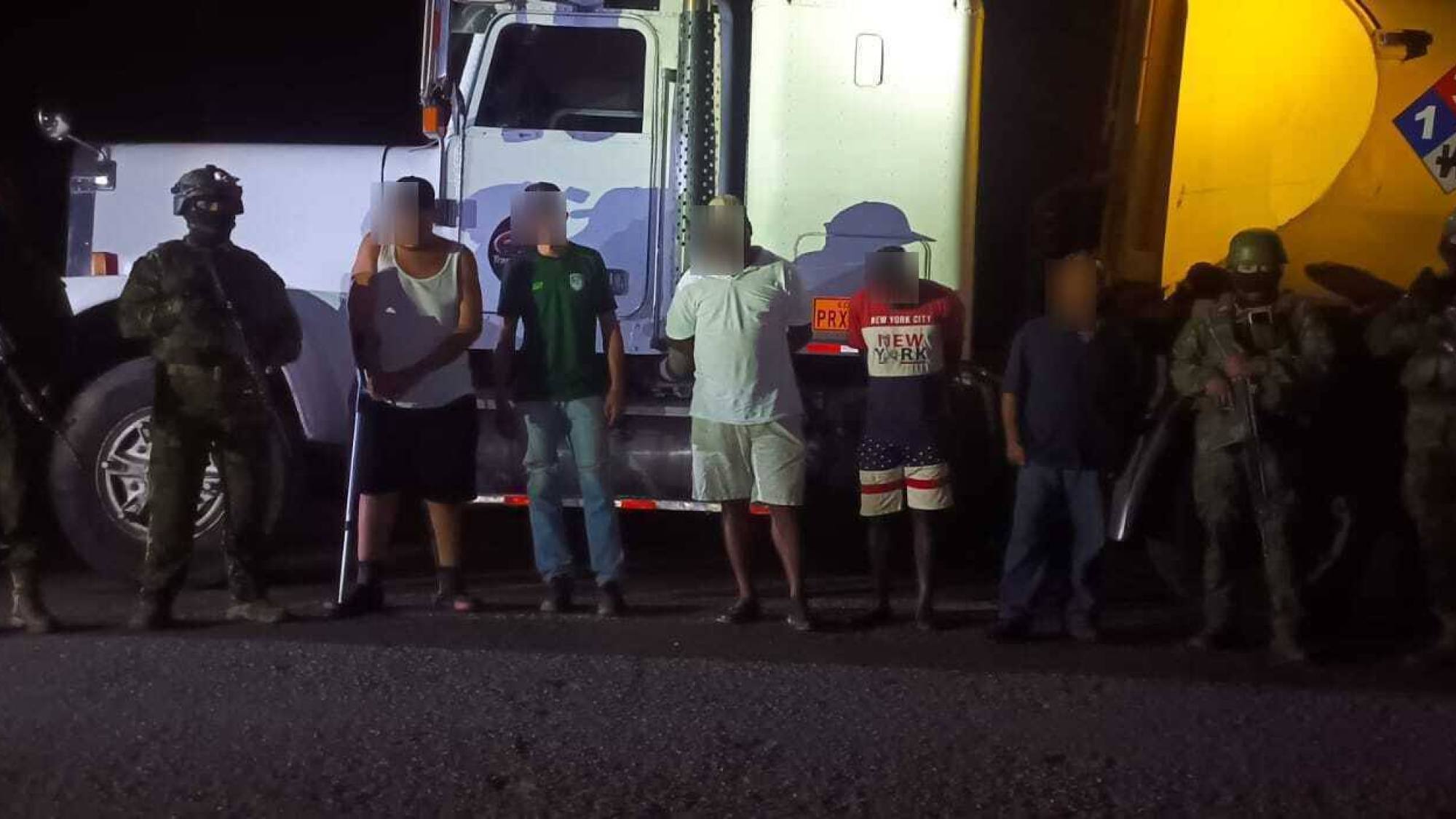 Detienen a cinco por 10,000 galones de combustible en ríos Detienen a cinco por 10,000 galones de combustible en ríos