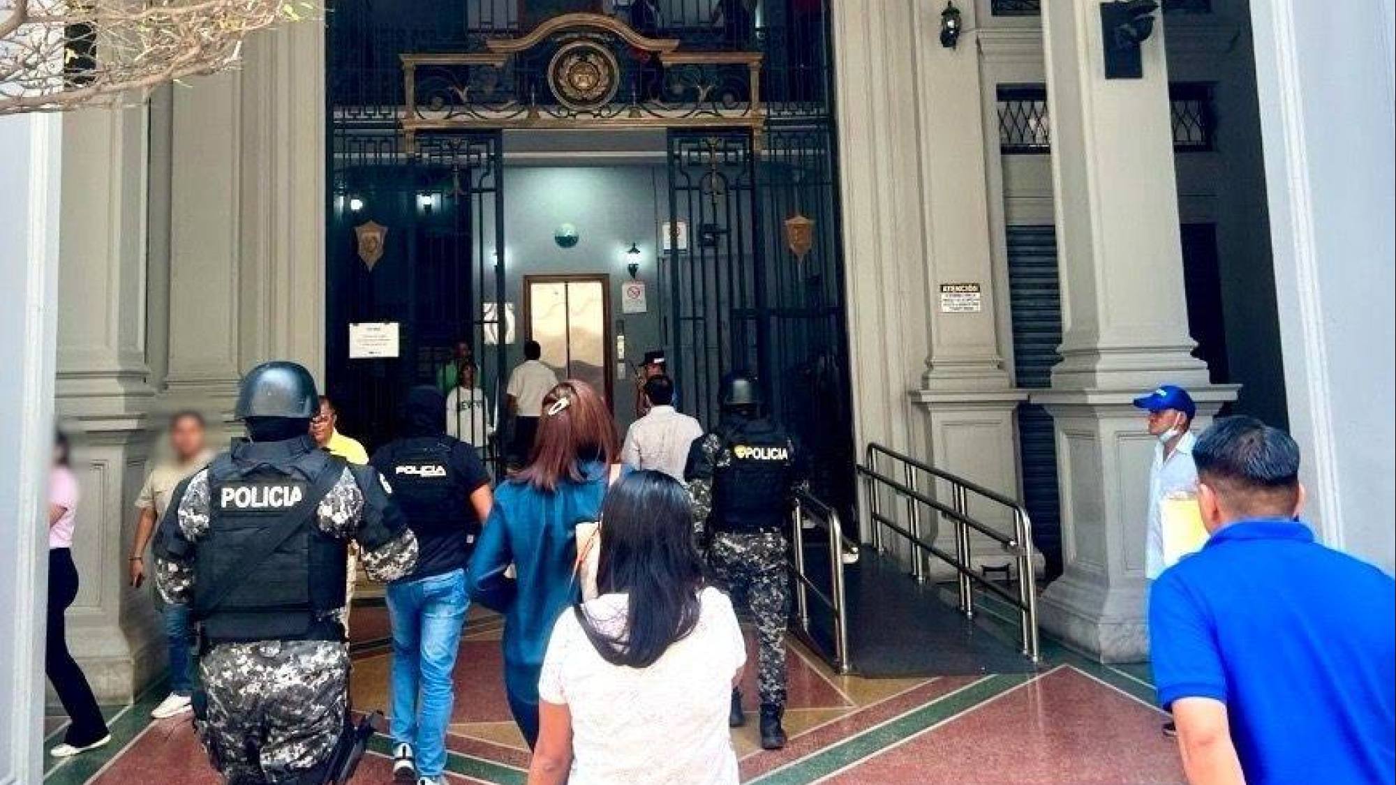 Concejales de Guayaquil critican allanamiento y persecución Concejales de Guayaquil critican allanamiento y persecución