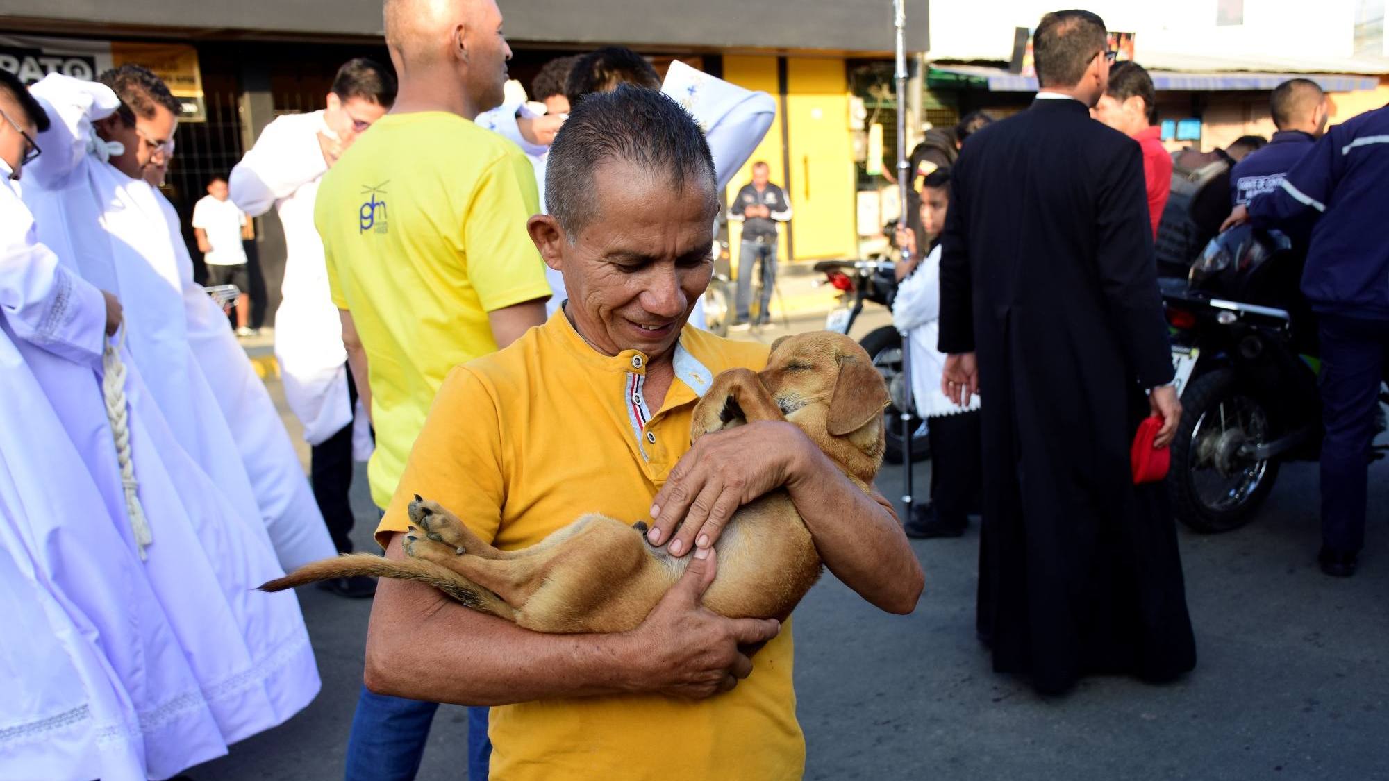 Caminó todo el viacrucis con su perro enfermo en brazos Caminó todo el viacrucis con su perro enfermo en brazos