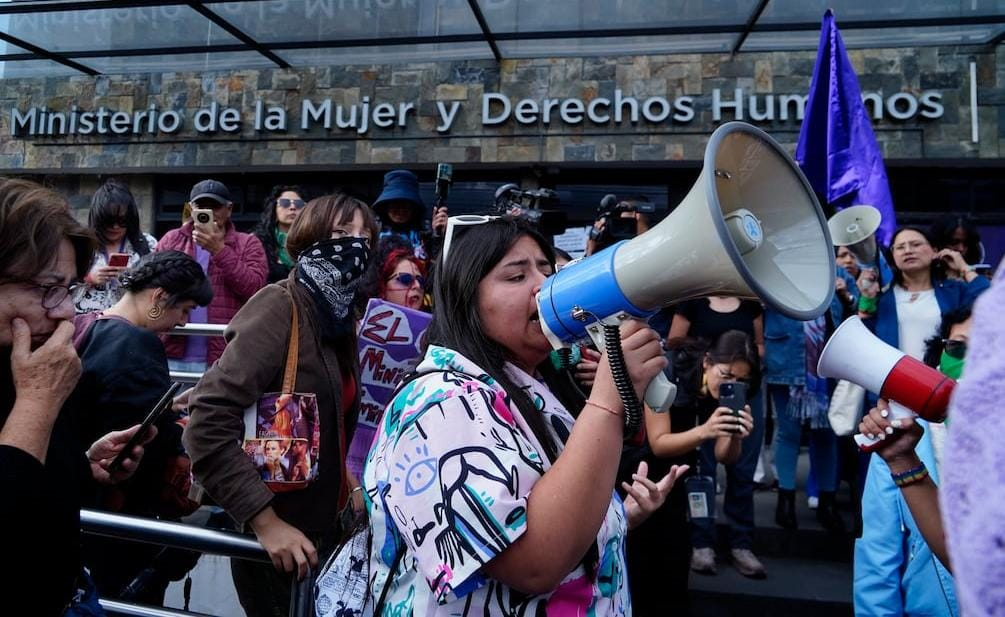 Protestas masivas en Ecuador por eliminación del Ministerio de la Mujer Protestas masivas en Ecuador por eliminación del Ministerio de la Mujer