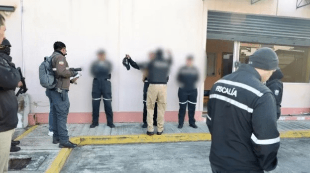 Policías vendían armas a grupos de delincuencia organizada Policías vendían armas a grupos de delincuencia organizada