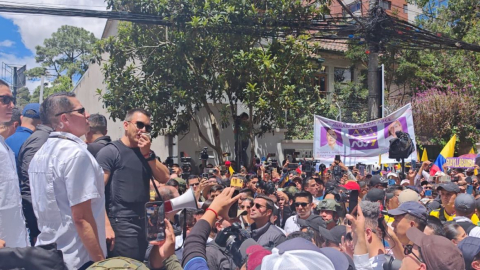 Noboa encabeza movilización al tribunal constitucional en Quito Noboa encabeza movilización al tribunal constitucional en Quito