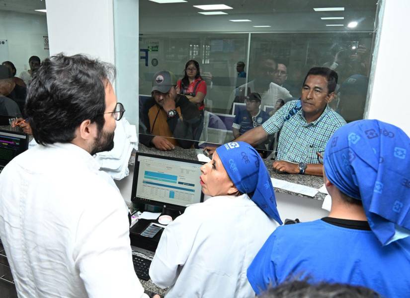 El presidente del IESS cesa a médico en Manta por irregularidades en entrega de medicamentos El presidente del IESS cesa a médico en Manta por irregularidades en entrega de medicamentos