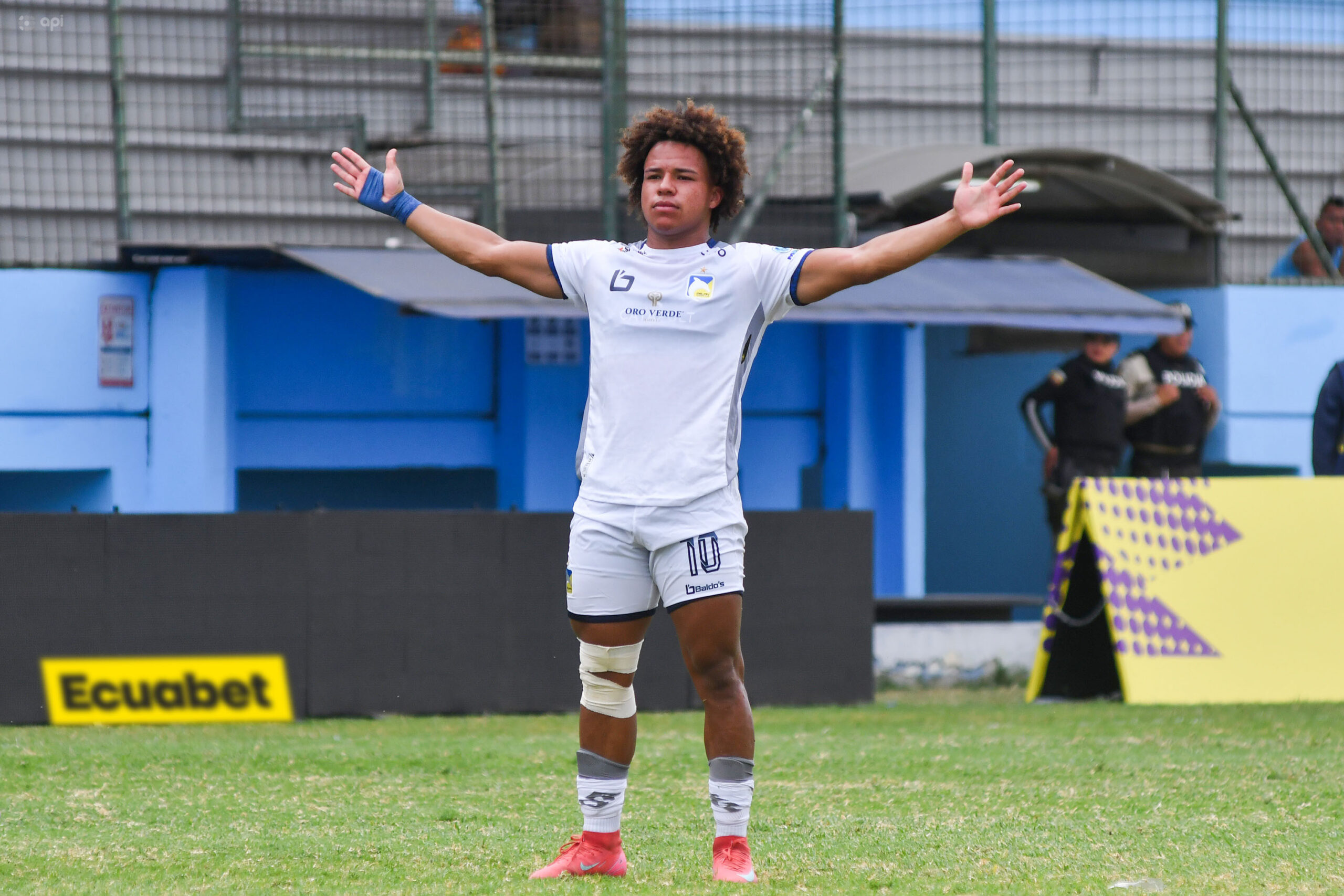 Delfín gana el clásico ante Manta FC y estira su racha invicta Delfín gana el clásico ante Manta FC y estira su racha invicta