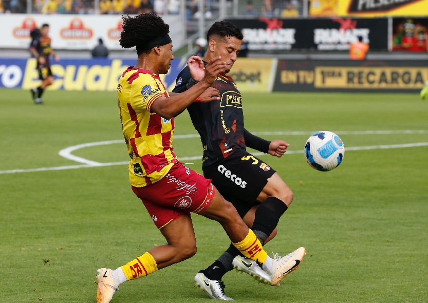 Aucas y Barcelona se enfrentaron en el estadio Gonzalo Pozo Aucas y Barcelona se enfrentaron en el estadio Gonzalo Pozo