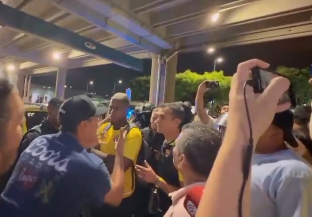 Hinchas de Barcelona SC increparon a jugadores y cuerpo técnico Hinchas de Barcelona SC increparon a jugadores y cuerpo técnico