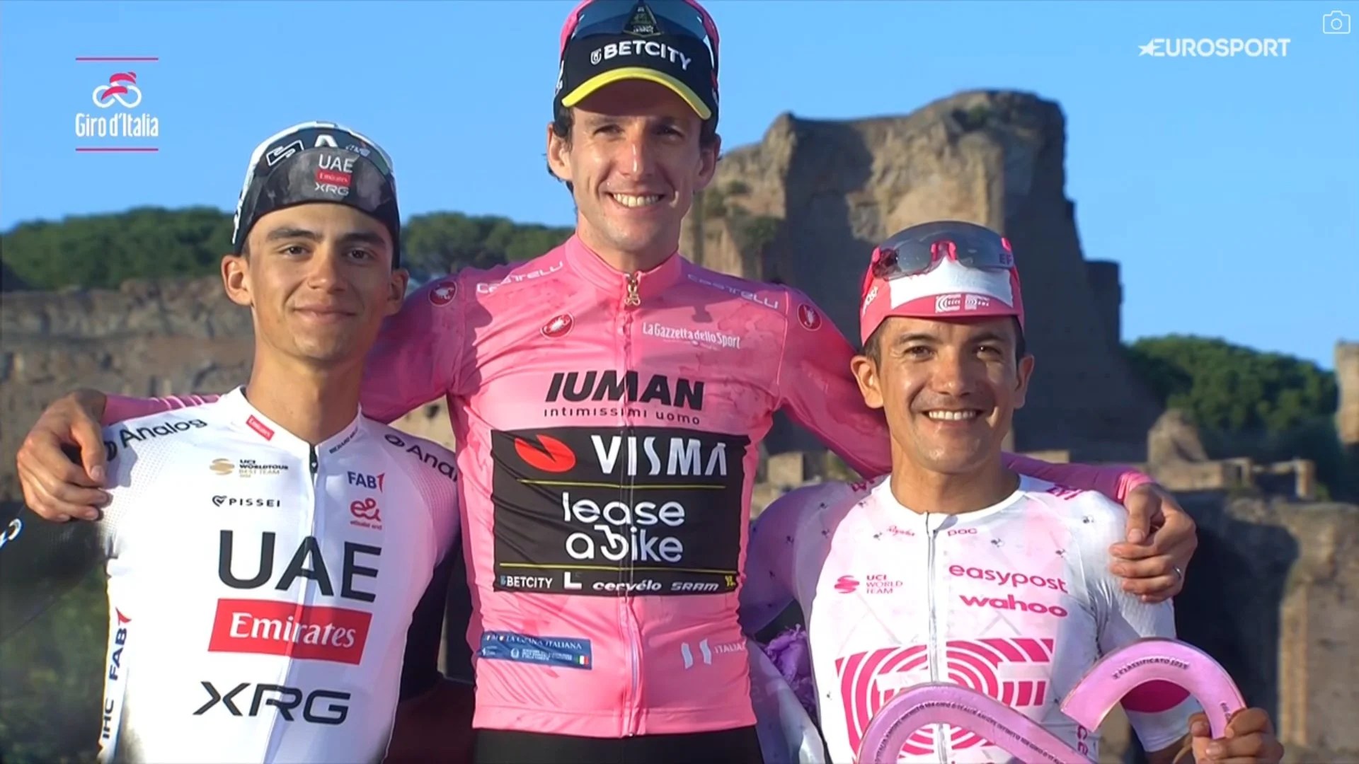 El ecuatoriano Richard Carapaz vuelve al podio del Giro de Italia; Simon Yates es el campeón El ecuatoriano Richard Carapaz vuelve al podio del Giro de Italia; Simon Yates es el campeón