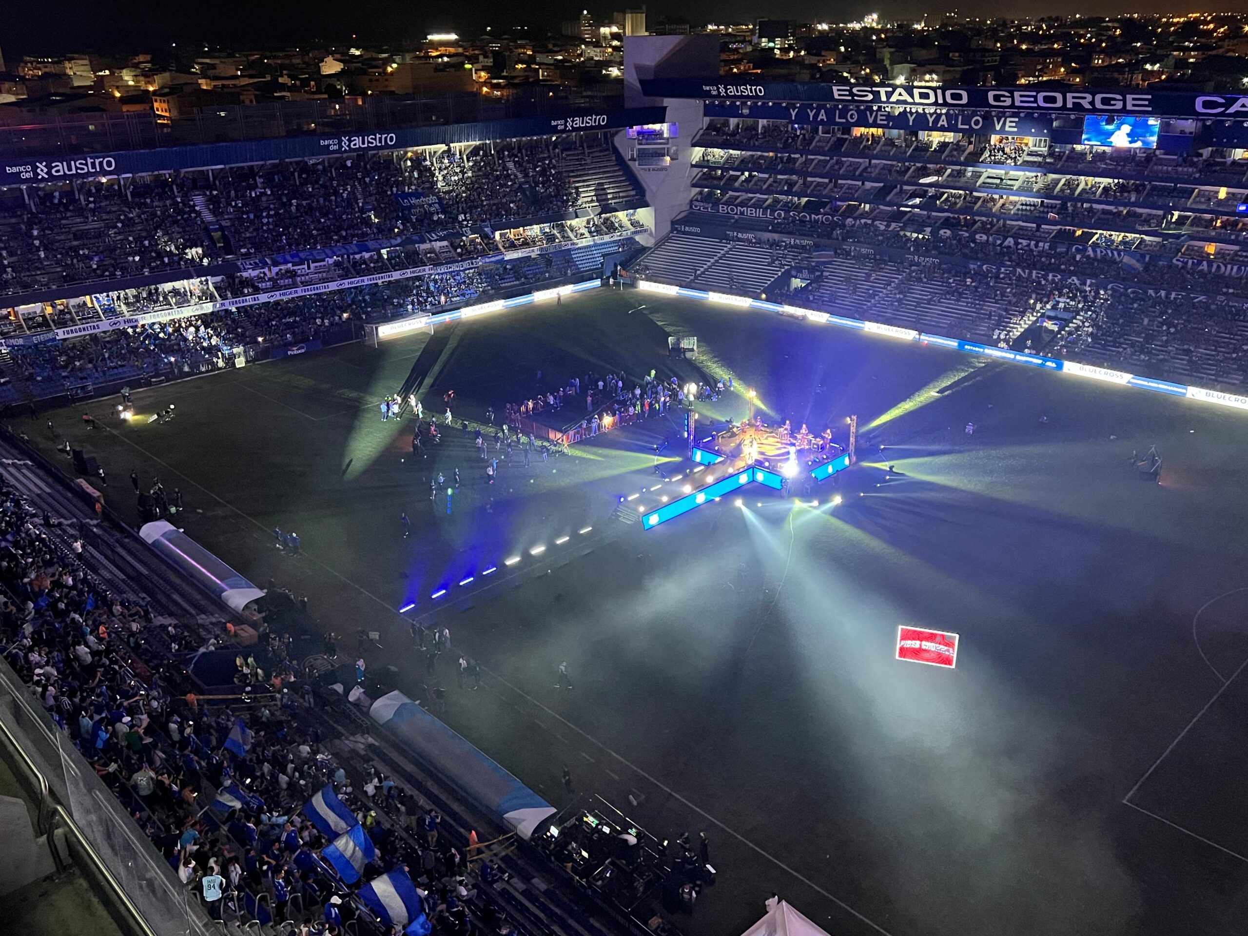 Christian Cueva no fue presentado en la Explosión Azul, pese a fichaje confirmado con Emelec Christian Cueva no fue presentado en la Explosión Azul, pese a fichaje confirmado con Emelec