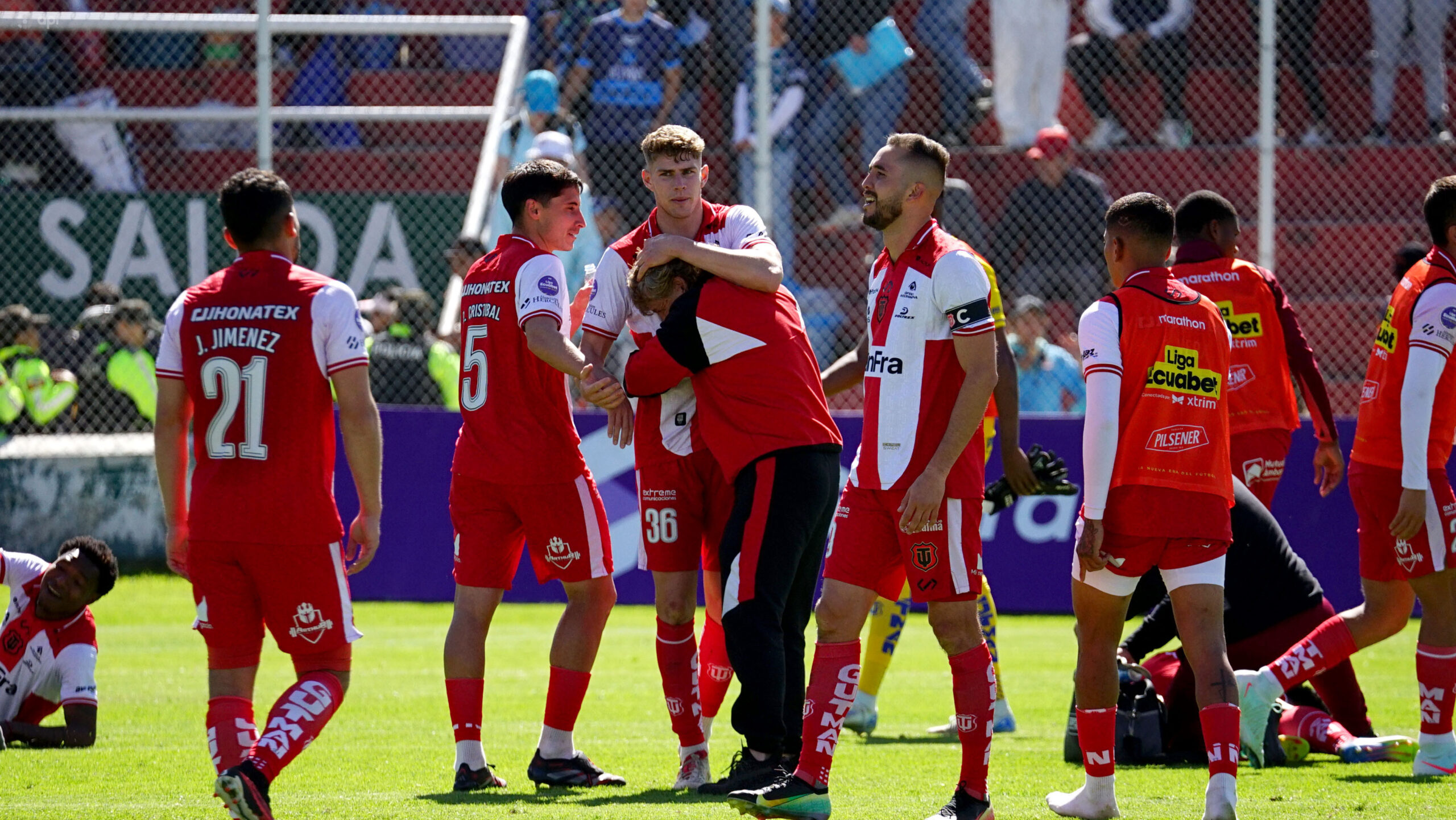 El Rodillo Rojo gana 1-0 y se aferra a la A. El Rodillo Rojo gana 1-0 y se aferra a la A.