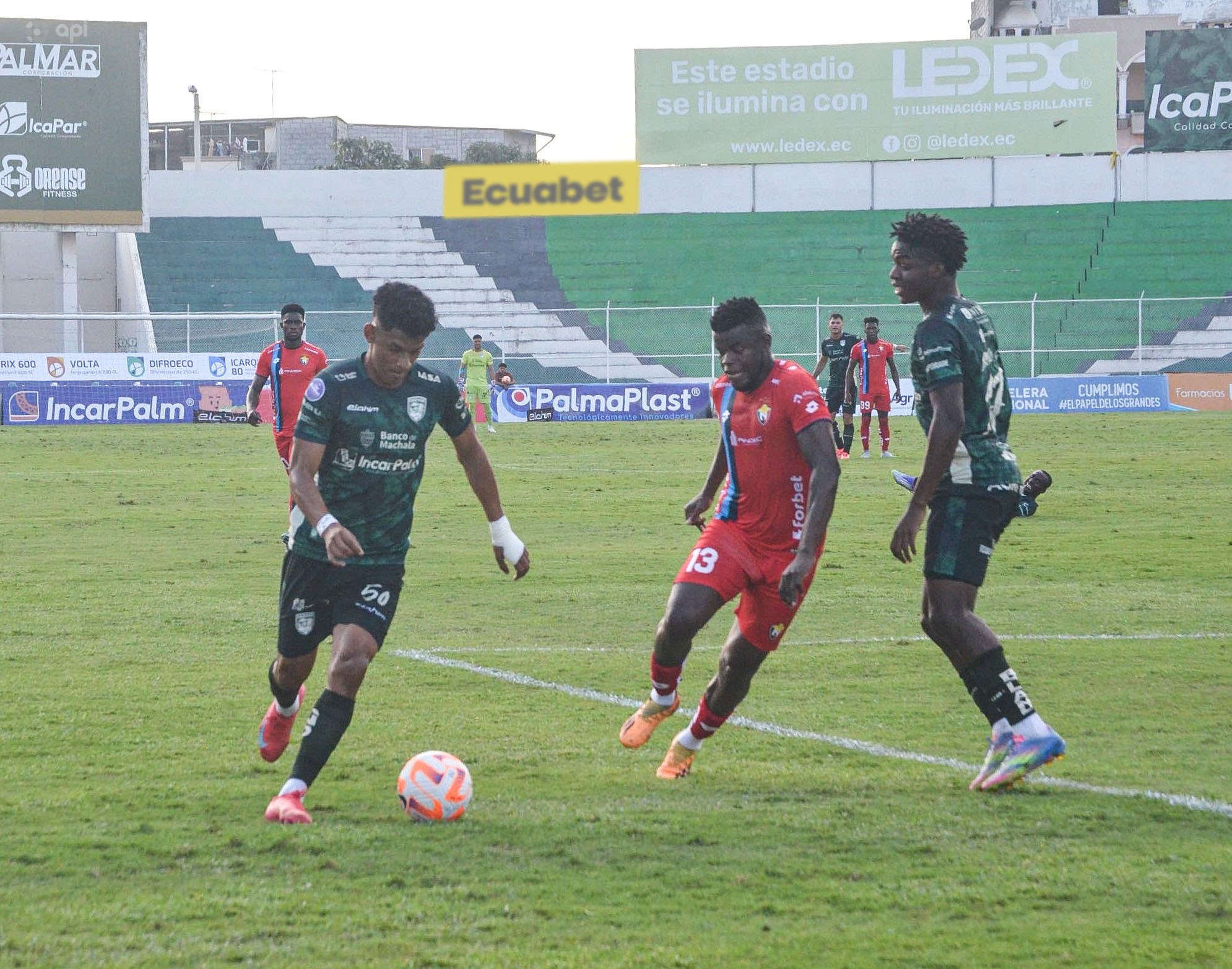 Orense y El Nacional empatan 1-1 en un duelo parejo. Orense y El Nacional empatan 1-1 en un duelo parejo.