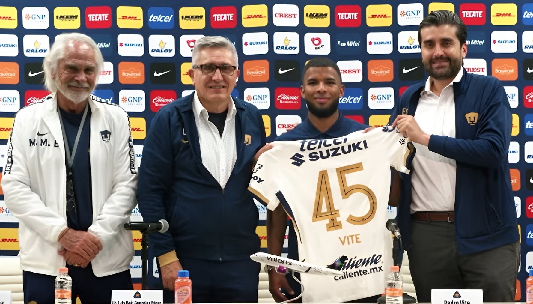 Pedro Vite firma con Pumas por cuatro años y lucirá el dorsal 45 Pedro Vite firma con Pumas por cuatro años y lucirá el dorsal 45