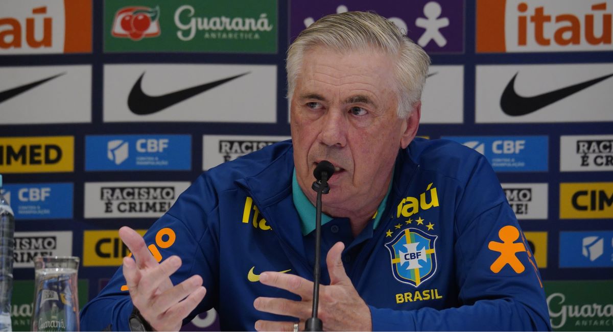 Ancelotti llega a El Alto con su icónico hábito de mascar chicle Ancelotti llega a El Alto con su icónico hábito de mascar chicle