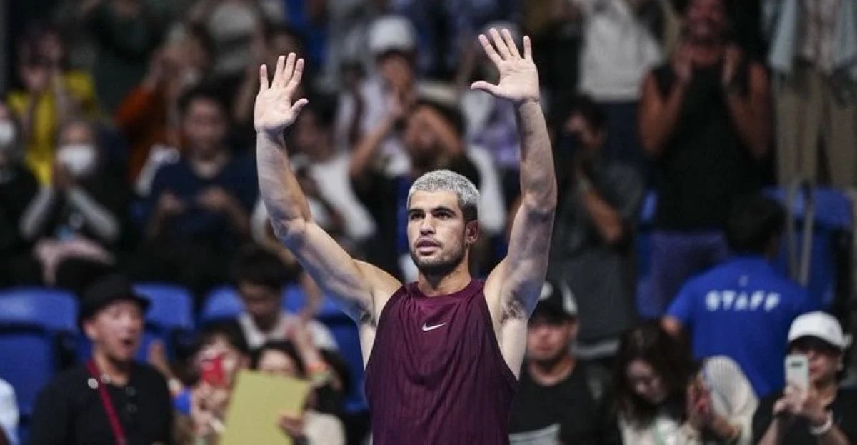Alcaraz supera lesión en tobillo y avanza en el Japan Open 2025 Alcaraz supera lesión en tobillo y avanza en el Japan Open 2025