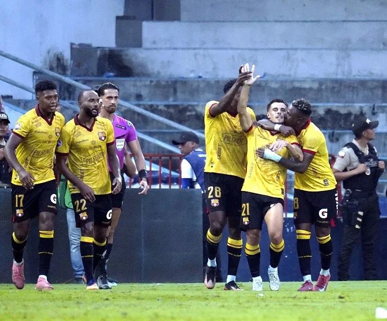Barcelona goleó a Emelec en el estadio George Capwell Barcelona goleó a Emelec en el estadio George Capwell