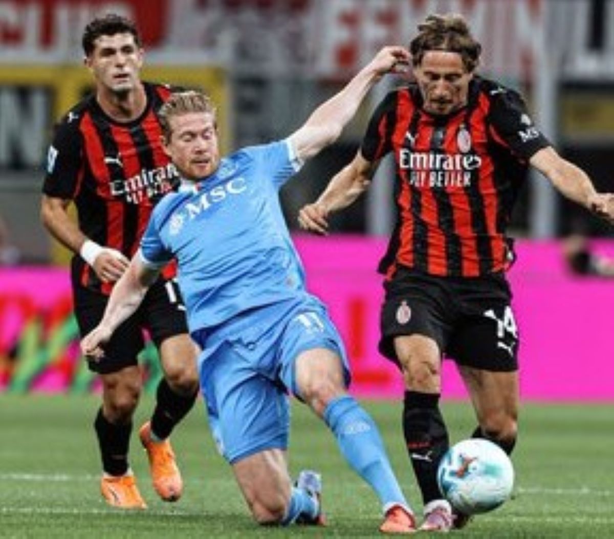 Milan supera 2-1 a Napoli y es líder Milan supera 2-1 a Napoli y es líder