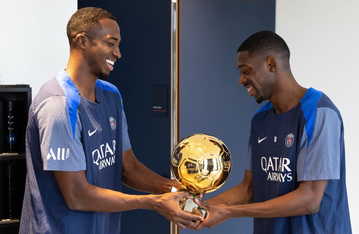 Willian Pacho posa con el Balón de Oro de Dembélé Willian Pacho posa con el Balón de Oro de Dembélé
