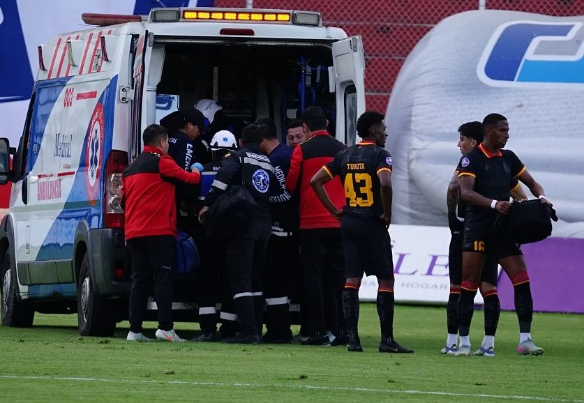 Luis Arroyo jugador de Deportivo Cuenca sufrió una grave lesión Luis Arroyo jugador de Deportivo Cuenca sufrió una grave lesión